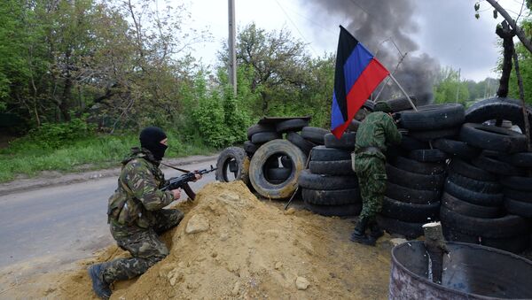 Представители сил самообороны Славянска на одном из блокпостов при въезде в Славянск