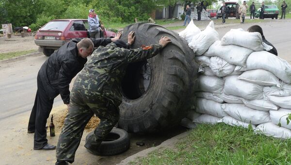 Силы самообороны на одном из блокпостов при въезде в Славянск