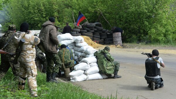 Представители сил самообороны Славянска на одном из блокпостов при въезде в Славянск. Архивное фото