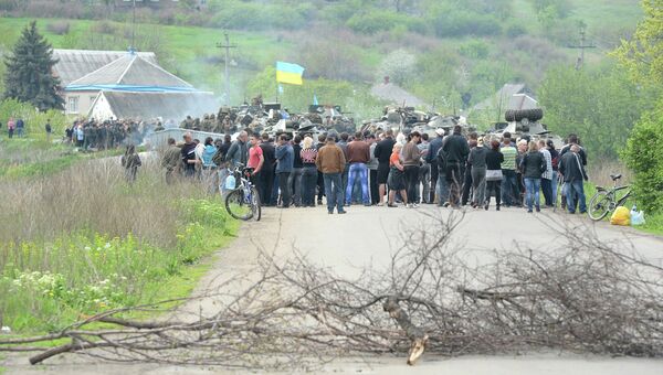 Местные жители заблокировали колонну бронетранпортеров украинской армии у села Андреевское