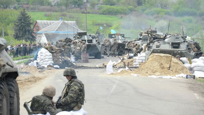 Украинские военные у села Андреевское около города Славянска