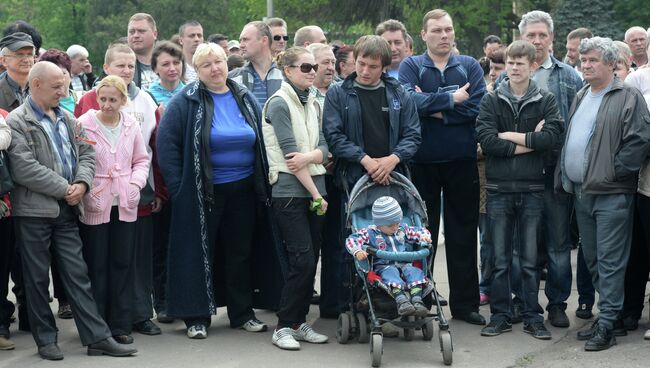 Жители Славянска на митинге в центре города. Архивное фото