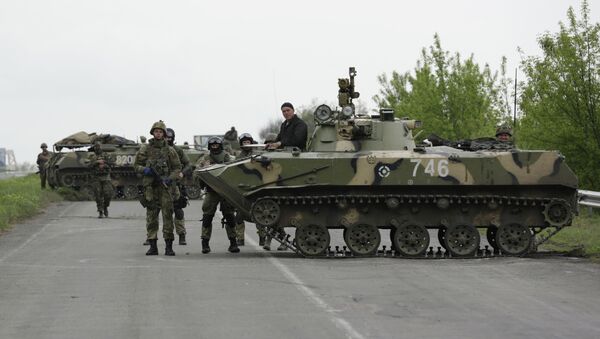 Украинские военные, находящиеся на дороге между Краматорском и Славянском. Архивное фото