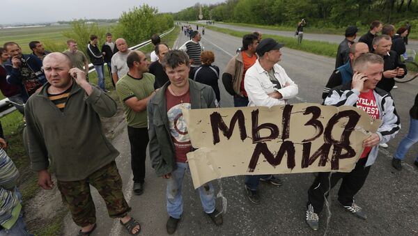 Жители Славянска направляются на переговоры с украинским военными. Архивное фото