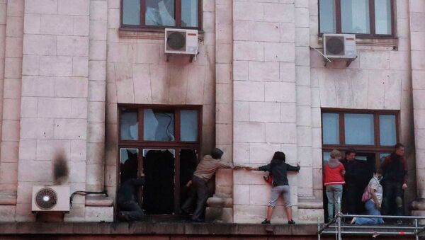 Люди пытаются спастись из горящего здания Дома профсоюзов в Одессе, 2 мая 2014