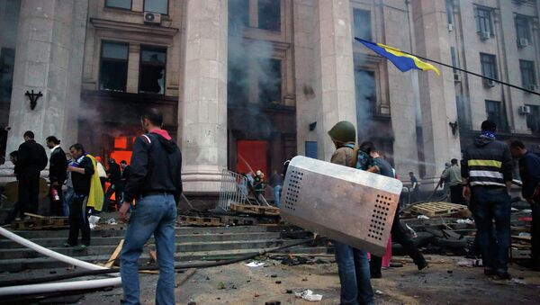 Протестующие у сгоревшего здания Дома профсоюзов в Одессе, 2 мая 2014