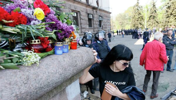 Цветы и свечи в память о погибших в Одессе 2 мая 2014 года