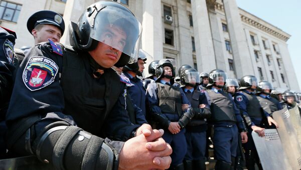 Украинская милиция перед Домом профсоюзов в Одессе, 3 мая 2014