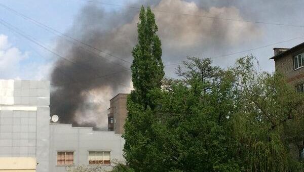 Дым от горящих троллейбусов в Краматорске 