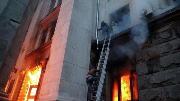 Люди пытаются спастись, спускаясь по лестнице со второго этажа во время пожара в Доме профсоюзов в Одессе