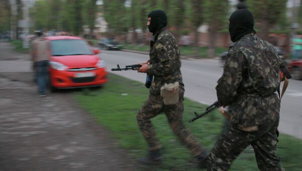 Бойцы сил самообороны сторонников федерализации у областного военкомата