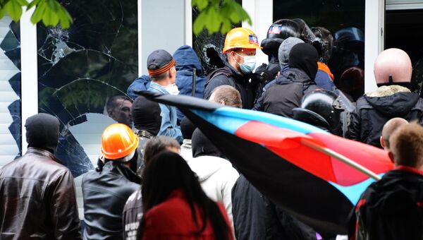Сторонники самопровозглашенной Донецкой народной республики (ДНР) во время штурма здания службы безопасности Украины. Архивное фото