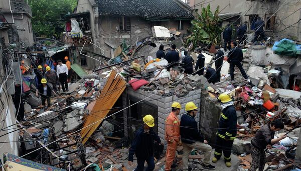 Последствия обрушения здания в Китае