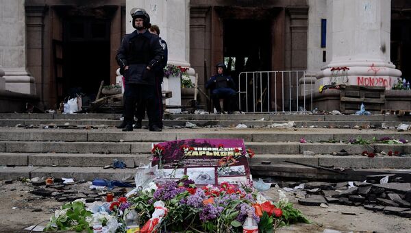 Цветы в память о погибших в результате пожара в Доме профсоюзов на площади Куликово поле в Одессе. Архивное фото