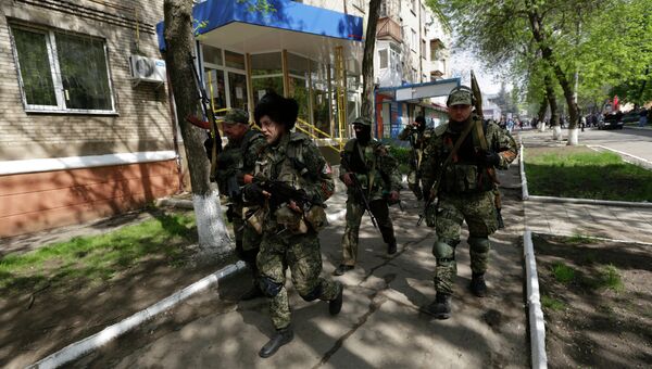 Бойцы сил самообороны сторонников федерализации в Краматорске
