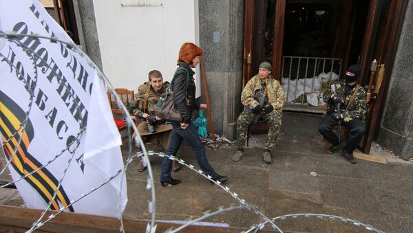 Бойцы народного ополчения у здания областной администрации в Луганске. Архивное фото