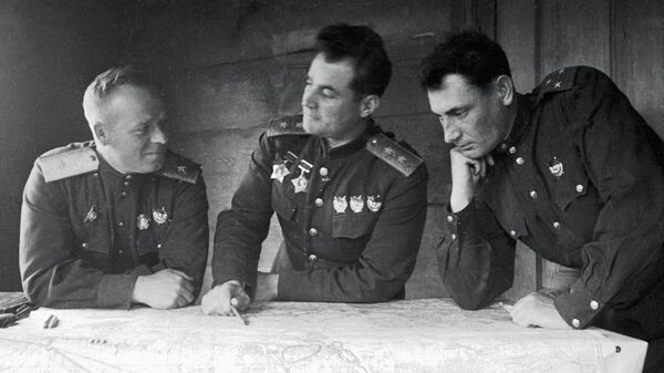 Генерал-лейтенант Иван Черняховский (в центре) с офицерами в штабе 60-ой армии. 