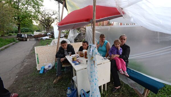 Жители Славянска обедают под навесом у баррикады. Архивное фото