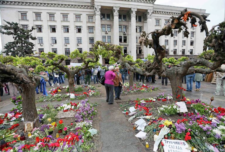 Цветы в память о погибших в результате пожара в Доме профсоюзов в Одессе