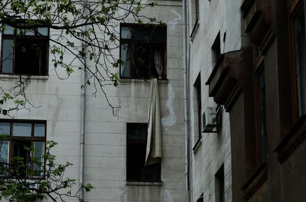 Штора, свисающая из окна Дома профсоюзов, на площади Куликово поле в Одессе