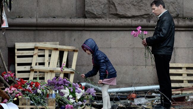 Цветы в память о погибших в результате пожара в Доме профсоюзов в Одессе. Архивное фото