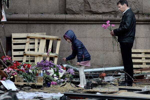 Цветы в память о погибших в результате пожара в Доме профсоюзов в Одессе
