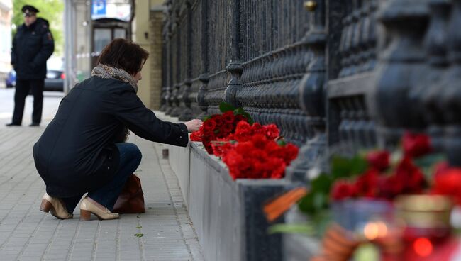 Возложение цветов к посольству Украины в Москве