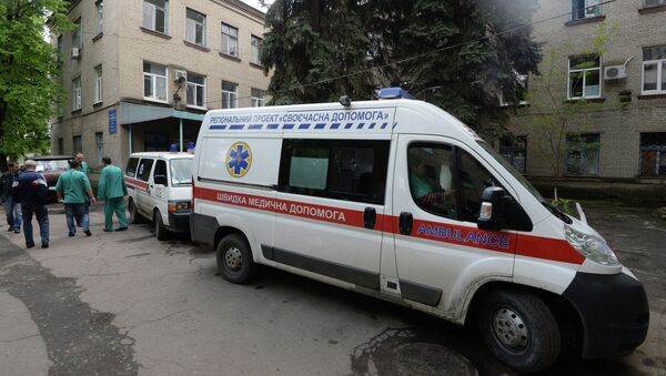 Машины скорой помощи возле центральной больницы Славянска