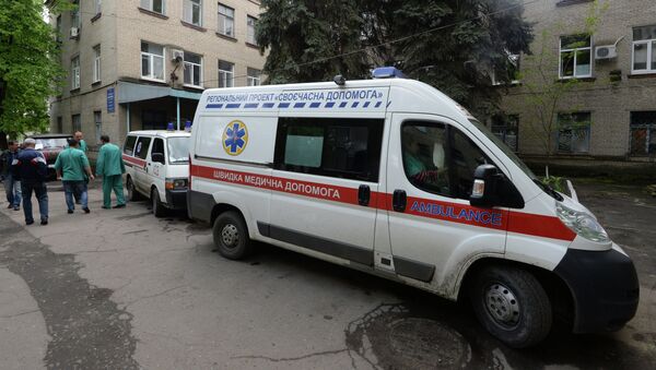 Машина скорой помощи возле больницы в Славянске