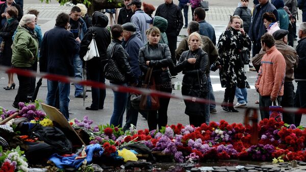 Жители Одессы несут цветы в память о погибших во время пожара в Доме профсоюзов. Архивное фото