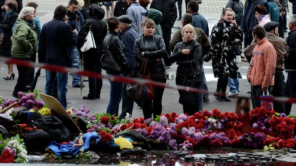 Жители Одессы несут цветы в память о погибших во время пожара в Доме профсоюзов. Архивное фото