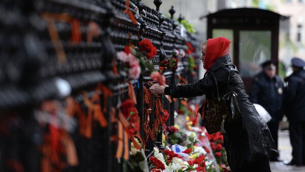 Москвичи возлагают цветы у посольства Украины, выражая скорбь по поводу гибели людей в Одессе