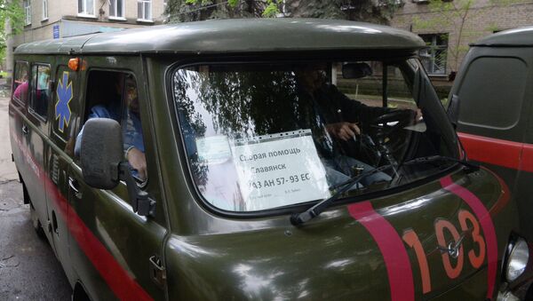 Машина скорой помощи возле больницы в Славянске. Архивное фото
