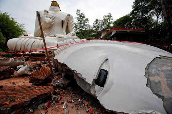 Статуя Будды, поврежденная в результате землетрясения на севере Таиланда