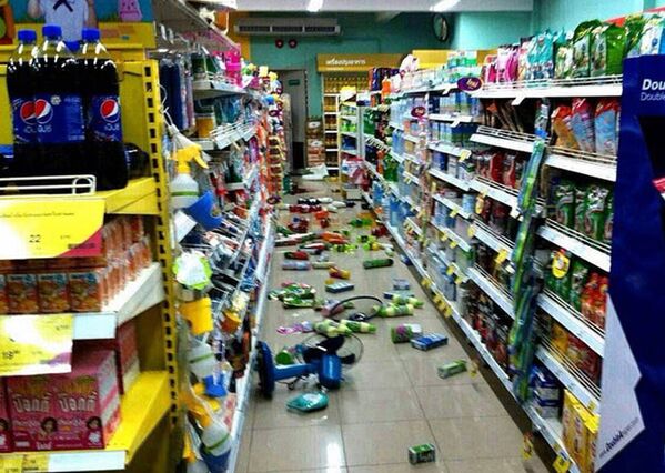 Супермаркет после землетрясения на севере Таиланда