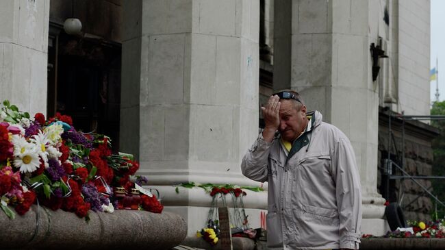 Цветы в память о погибших в результате пожара в Доме профсоюзов в Одессе. Архивное фото