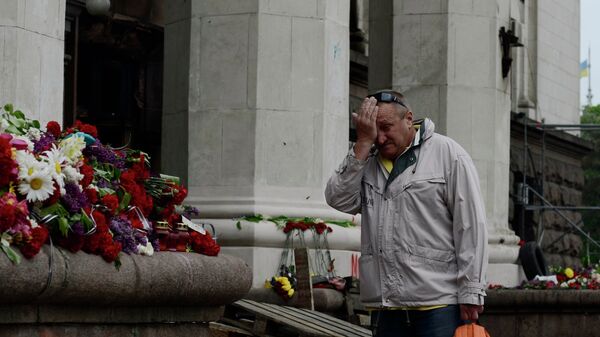 Цветы в память о погибших в результате пожара в Доме профсоюзов в Одессе. Архивное фото