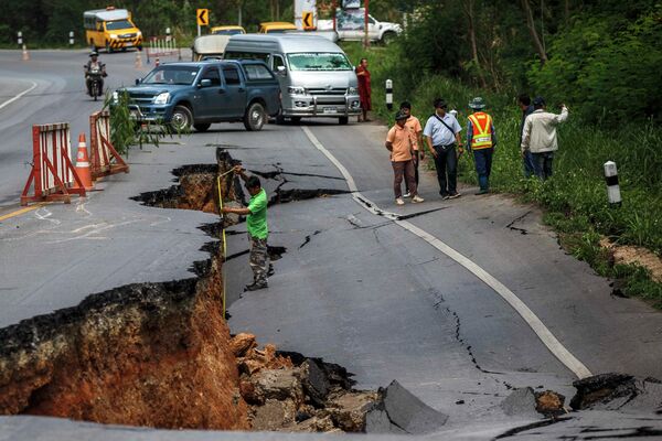 Дорога, разрушенная в результате землетрясения в Таиланде