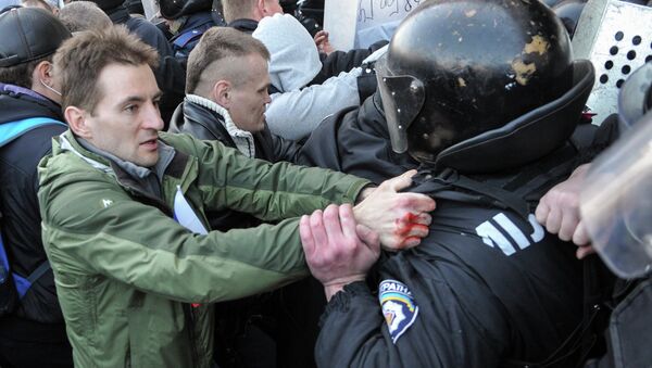 Столкновение сторонников федерализации и украинской милиции. Архивное фото
