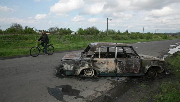 Дорога недалеко от Славянска, на которой происходили столкновения между сторонниками федерализации и украинской армией