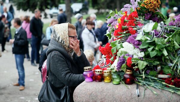 Цветы и свечи в память о погибших в Одессе 2 мая 2014 года