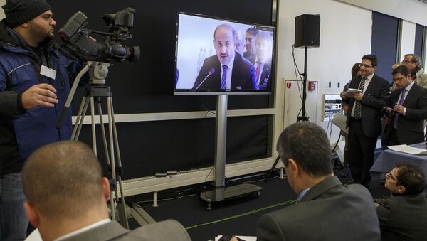 Репортеры слушают выступление президента Национальной коалиции сирийских революционных и оппозиционных сил (НКОРС) Ахмада Джабры. Архивное фото