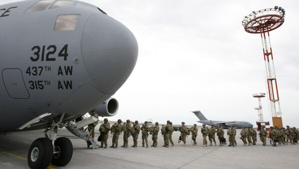 Американские военнослужащие у транспортного самолета. Архивное фото
