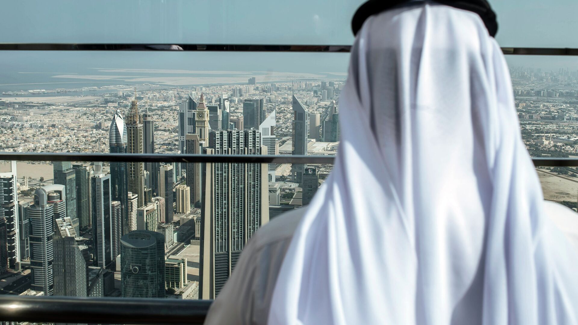 Посетитель на смотровой площадке самого большого небоскреба Бурдж-Халифа в Дубае - РИА Новости, 1920, 08.02.2021