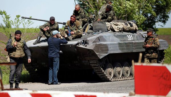 Украинские военные у блокпоста в Мариуполе