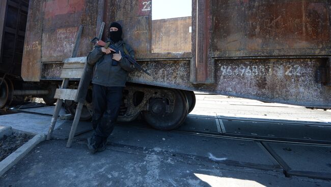 Боец самообороны Славянска на блокпосту у железнодорожного переезда в районе села Андреевка. Архивное фото