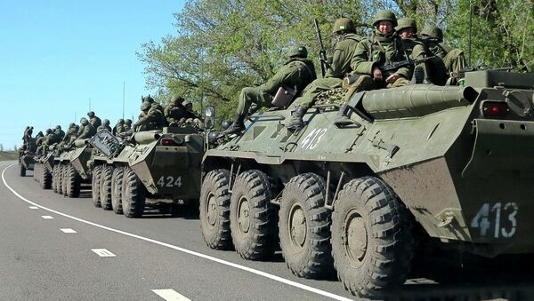 Колонна российских БТР на окраине города Белгорода недалеко от российско-украинской границы 25 апреля 2014. Архивное фото