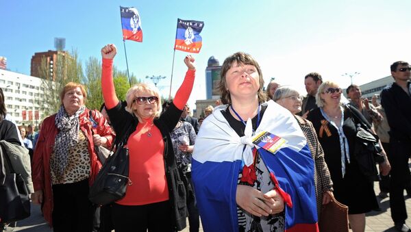 Сторонники федерализации Украины в Донецке 27 апреля 2014