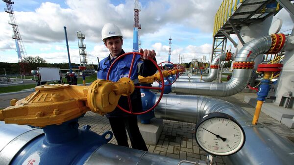 Работник Газпрома на газохранилище, архивное фото
