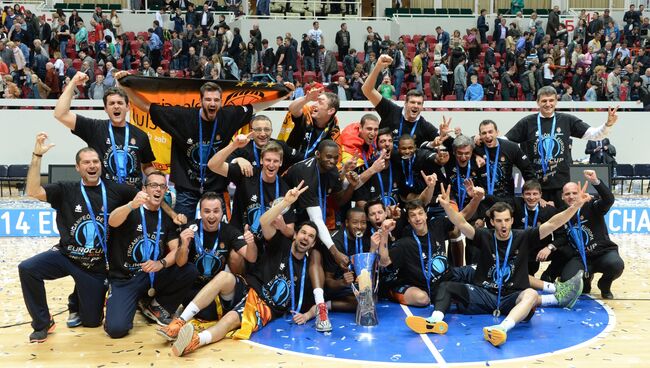 Баскетболисты Валенсии, ставшие обладателями Кубка Европы 2013/2014